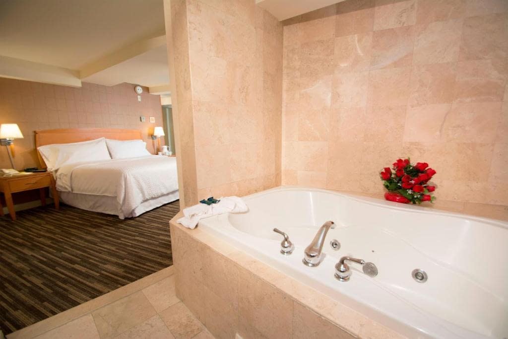 Four Points by Sheraton Melville Long Island