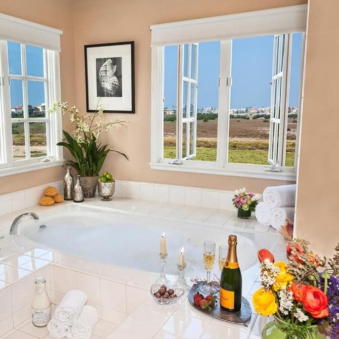 12 Romantic Los Angeles Hotels with Jacuzzi in Room ️