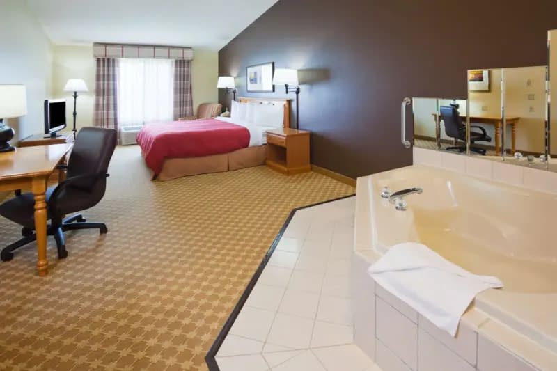 Country Inn & Suites by Radisson, Watertown, SD jacuzzi