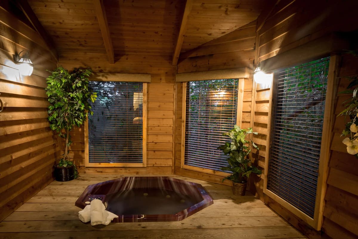 hotels with Jacuzzi in room ️ Romantic Suites 2023