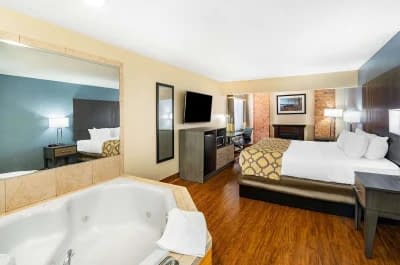 Baymont by Wyndham Tupelo jacuzzi