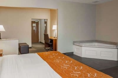 Comfort Suites NE Indianapolis Fishers jacuzzi