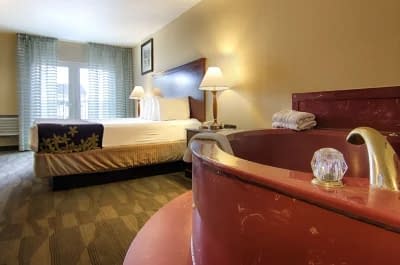 Gold Leaf Hotel of Dewey jacuzzi