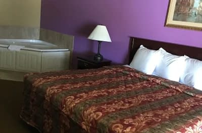 Hilltop Inn and Suites jacuzzi