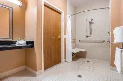 Holiday Inn Express Hotel & Suites Canton 3