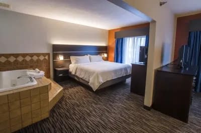 Holiday Inn Express Hotel & Suites jacuzzi