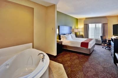 Holiday Inn Express Hotel _ Suites Woodhaven 3