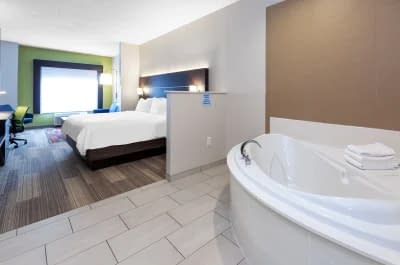 Holiday Inn Express Hotel _ Suites Woodhaven jacuzzi
