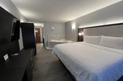 Holiday Inn Express & Suites Columbia - East Elkridge jacuzzi