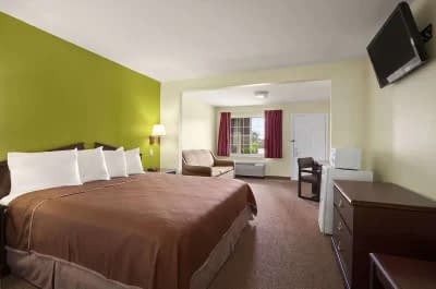Howard Johnson by Wyndham Grand Prairie 2