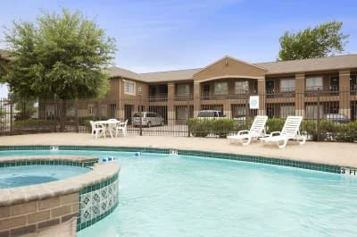 Howard Johnson by Wyndham Grand Prairie pool
