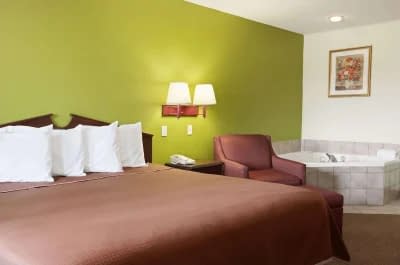 Howard Johnson by Wyndham Grand Prairie