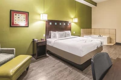 La Quinta Inn & Suites by Wyndham 2