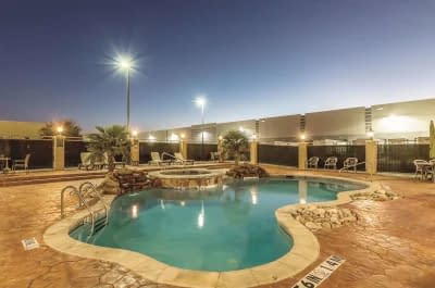 La Quinta Inn & Suites by Wyndham 4