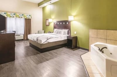 La Quinta Inn & Suites by Wyndham