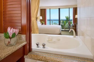 Outrigger Waikiki Beach Resort jacuzzi