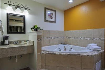 Romantic Inn & Suites
