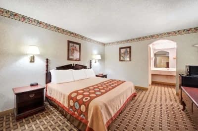 Super 8 by Wyndham Dallas South 3