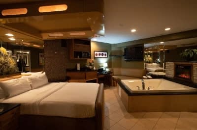 The Champagne Lodge jacuzzi