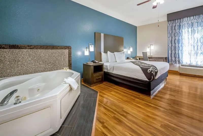 Texas Hotels with Jacuzzi in Room ️ Romantic Getaway 2023